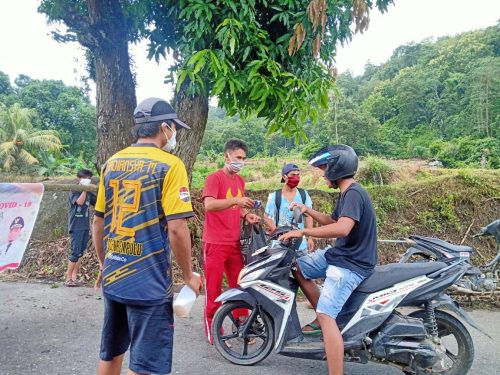 Karang Taruna Lewaja Bagi-bagi Masker, Begini Respon Lurah