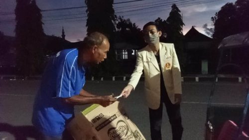 Pengurus Pemuda Muhammadiyah Pinrang sedang memberikan uang tunai ke salah seorang tukang becak di Pinrang. Sebelumnya, Pemuda Muhammadiyah melakukan sosialisasi mengenai social distancing. --sucipto/pijarnews--