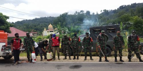 Meski Puasa, Tim PMI Enrekang Tetap Semangat Penyemprotan Disinfektan