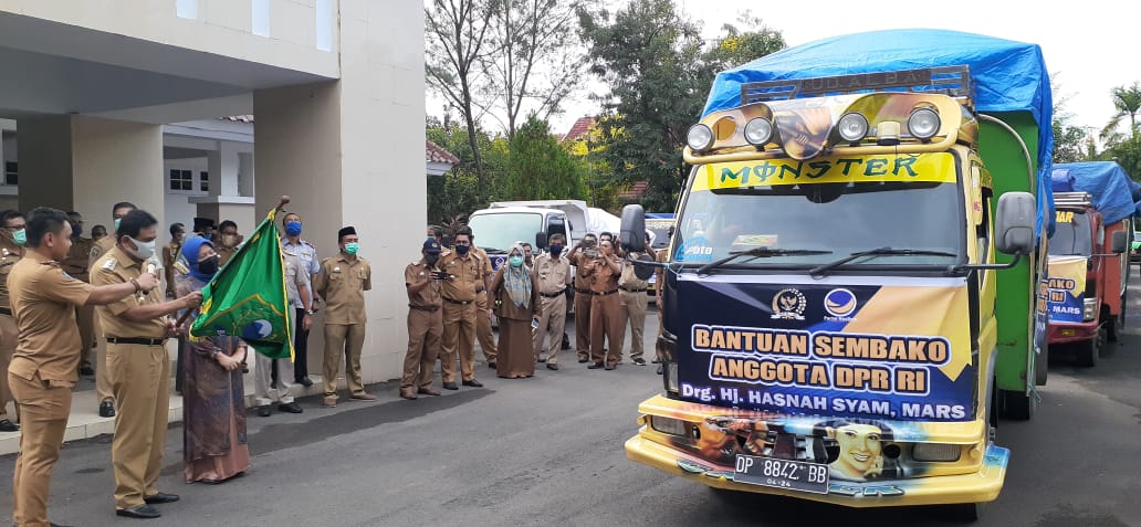 Ringankan Beban Akibat Pandemi,  Hasnah Syam Salurkan Paket Sembako ke Ribuan Honorer