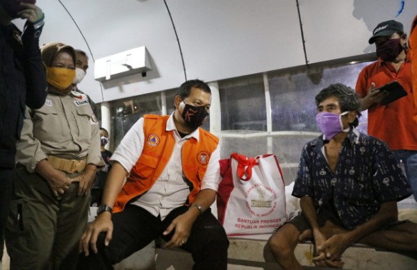 Sedih, Pindah dari Bekas Pabrik Karena Tak Bisa Beli Minyak Tanah, Lelaki Tua Ini Terpaksa Tinggal di Halte