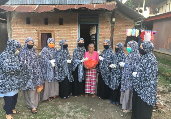 Momy OneTrail Bagikan Takjil dan Sembako ke Warga Kurang Mampu di Pinrang Momy OneTrail Bagikan Takjil dan Sembako ke Warga Kurang Mampu di Pinrang