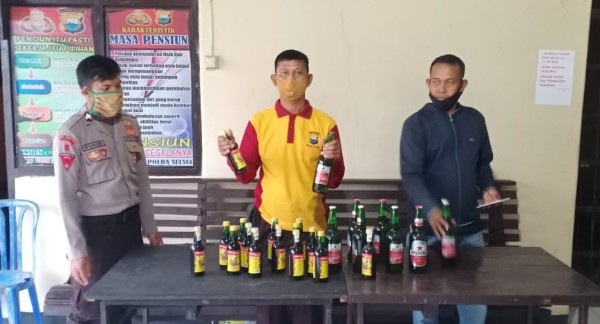 Jelang Idul Fitri, Polsek Alla, Enrekang Amankan Puluhan Botol Miras