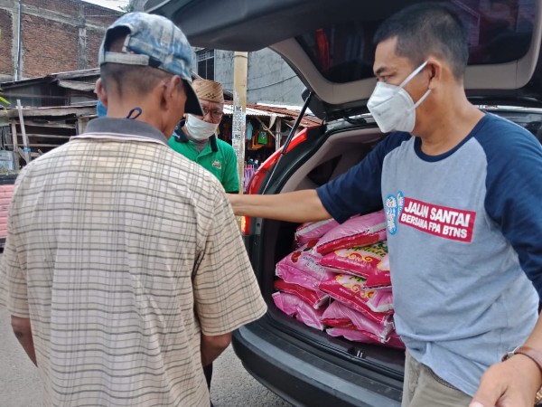 KAHMI Berbagi, Sasar Ratusan Warga Miskin di Parepare KAHMI Berbagi, Sasar Ratusan Warga Miskin di Parepare