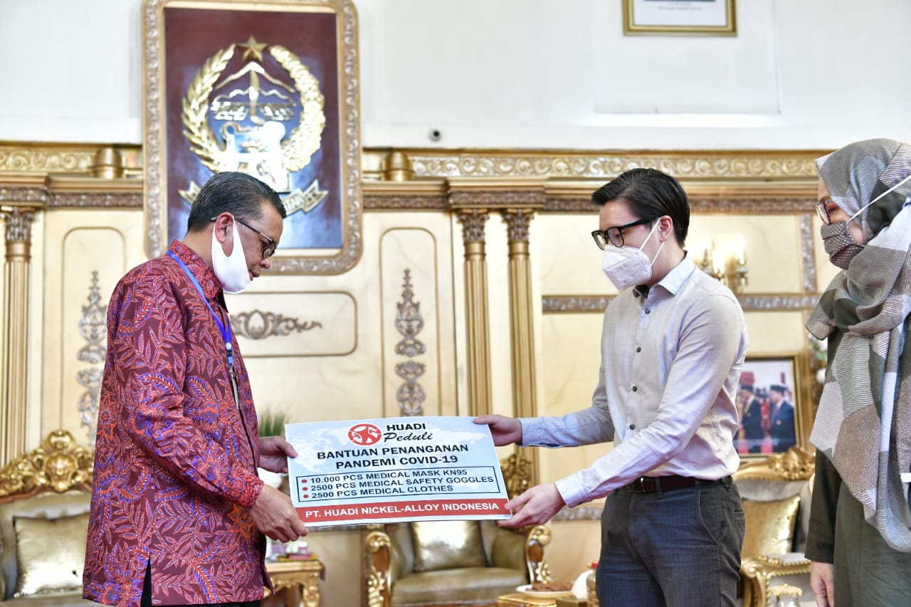 Penyerahan Dua Gelombang, PT Huadi Nickel Sumbang APD Senilai Rp1,8 M