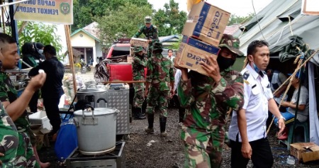 Yonif 721/Mkd dan Kodim 1403 Dirikan Tenda untuk Pengungsi di Lokasi Terparah Bencana Lutra