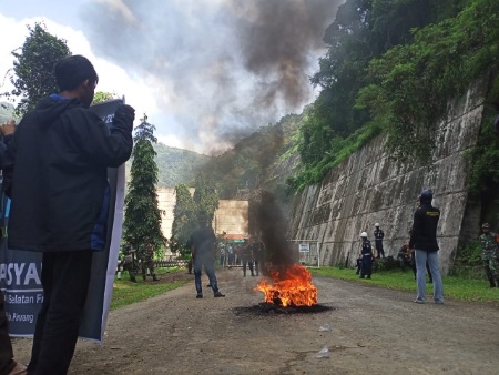 Bakar Ban, Warga dan Forum mahasiswa Bakaru Demo di PLN Bakaru