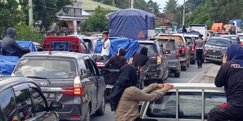 Bantuan Terus Berdatangan, Jalan Poros Palopo-Masamba Macet 7 Kilometer
