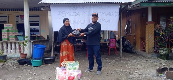 Pemuda Muhammadiyah Pinrang Salurkan Bantuan di Lokasi Banjir Masamba