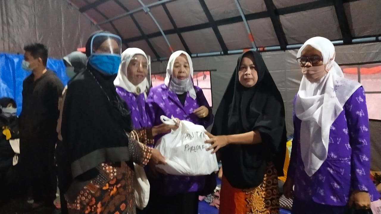Wanita Islam Bantu Sembako Korban Kebakaran