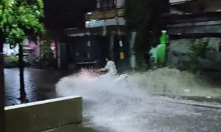 Hujan Deras Malam Hari, Jalan Raya di Pinrang Mendadak Jadi Sungai