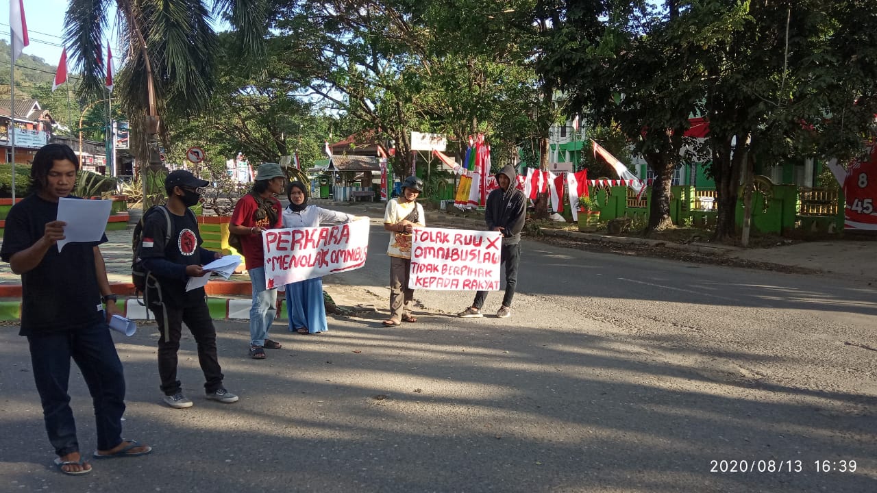 PERKARA Enrekang, bentangkan sapanduk menolak Undang-Undang (UU) Omnibus Law, di depan bundaran Patung Sapi di Kota Enrekang, Sulawesi Selatan, Kamis (13/8/2020).