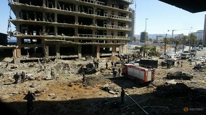 FOTO FILE: Lokasi area kerusakan akibat bom mobil besar meledakkan iring-iringan mantan Perdana Menteri Rafik Al-Hariri, di Beirut, Lebanon 15 Februari 2005. (FOTO REUTERS)