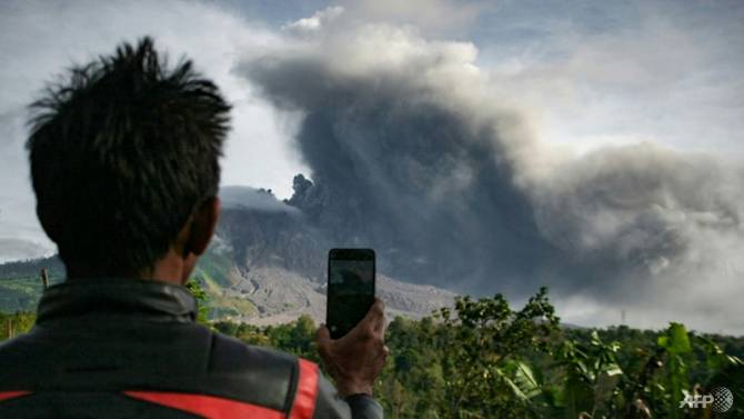 Gunung Sinabung menyemburkan abu dua kilometer ke langit saat meletus pada 13 Agustus 2020. (AFP)