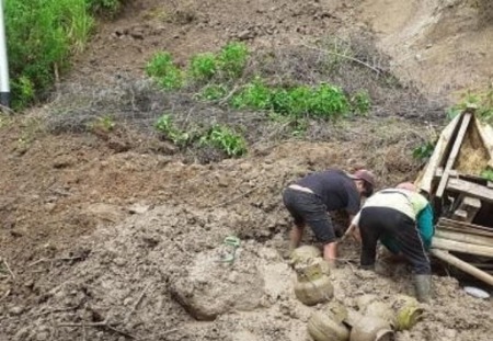 Longsor di Pinrang, Sebelas Titik Jalan Desa Tertimbun Tanah