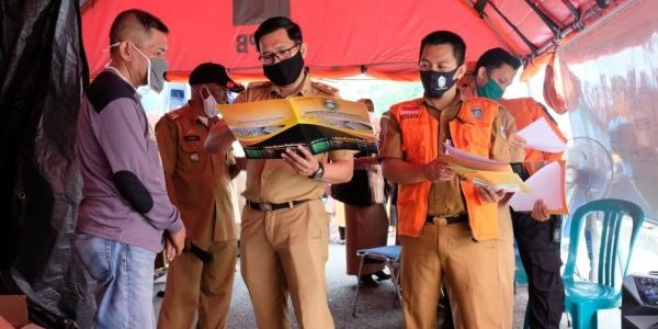 Disdukcapil Serahkan Dokumen Kependudukan ke Korban Kebakaran