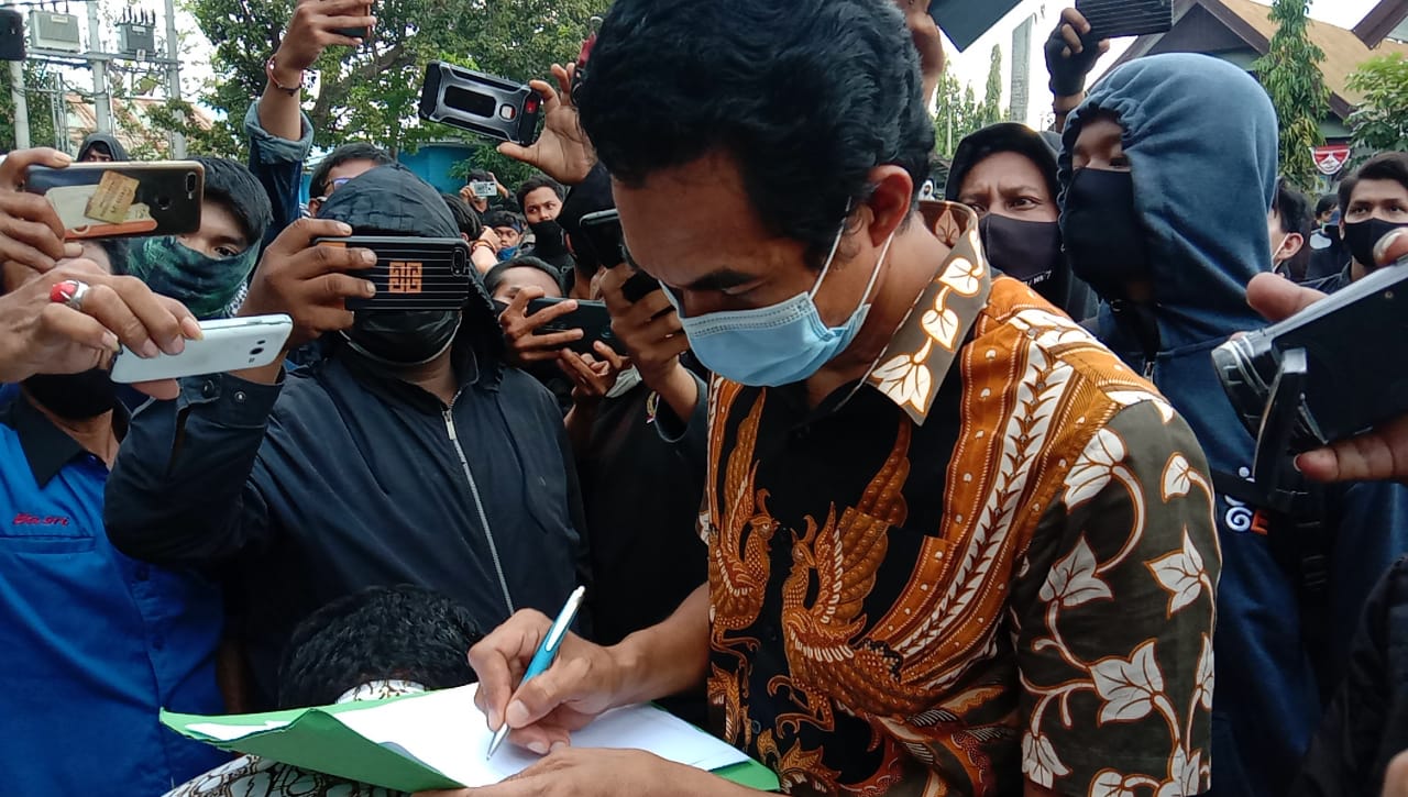 “Kami Juga Menolak,” Wakil Ketua DPRD Pinrang Teken Penolakan Omnibus Law “Kami Juga Menolak,” Wakil Ketua DPRD Pinrang Teken Penolakan Omnibus Law