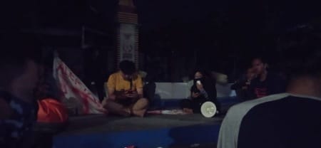 Tolak Omnibuslaw, Mahasiswa Pinrang Bentangkan Spanduk dan Bakar Lilin