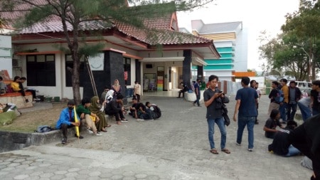Aksi Tolak RUU Omnibus Law Berujung Bentrok di Parepare, Belasan Mahasiswa Dilarikan ke RS