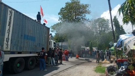 Demo Omnibus Law, Mahasiswa di Parepare Tutup Jalan dan Sandera Mobil Kontainer