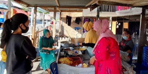 Pembeli Nasi Kuning Lasiming Patuhi Prokes