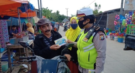 Datangi Pasar Palleko, Polres Takalar Bagikan Masker