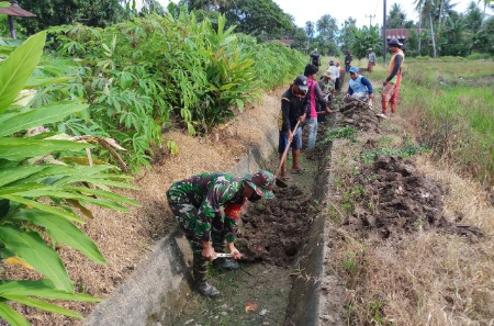Antispasi Banjir, Babinsa Kaliang Ajak Warga Bersihkan Selokan