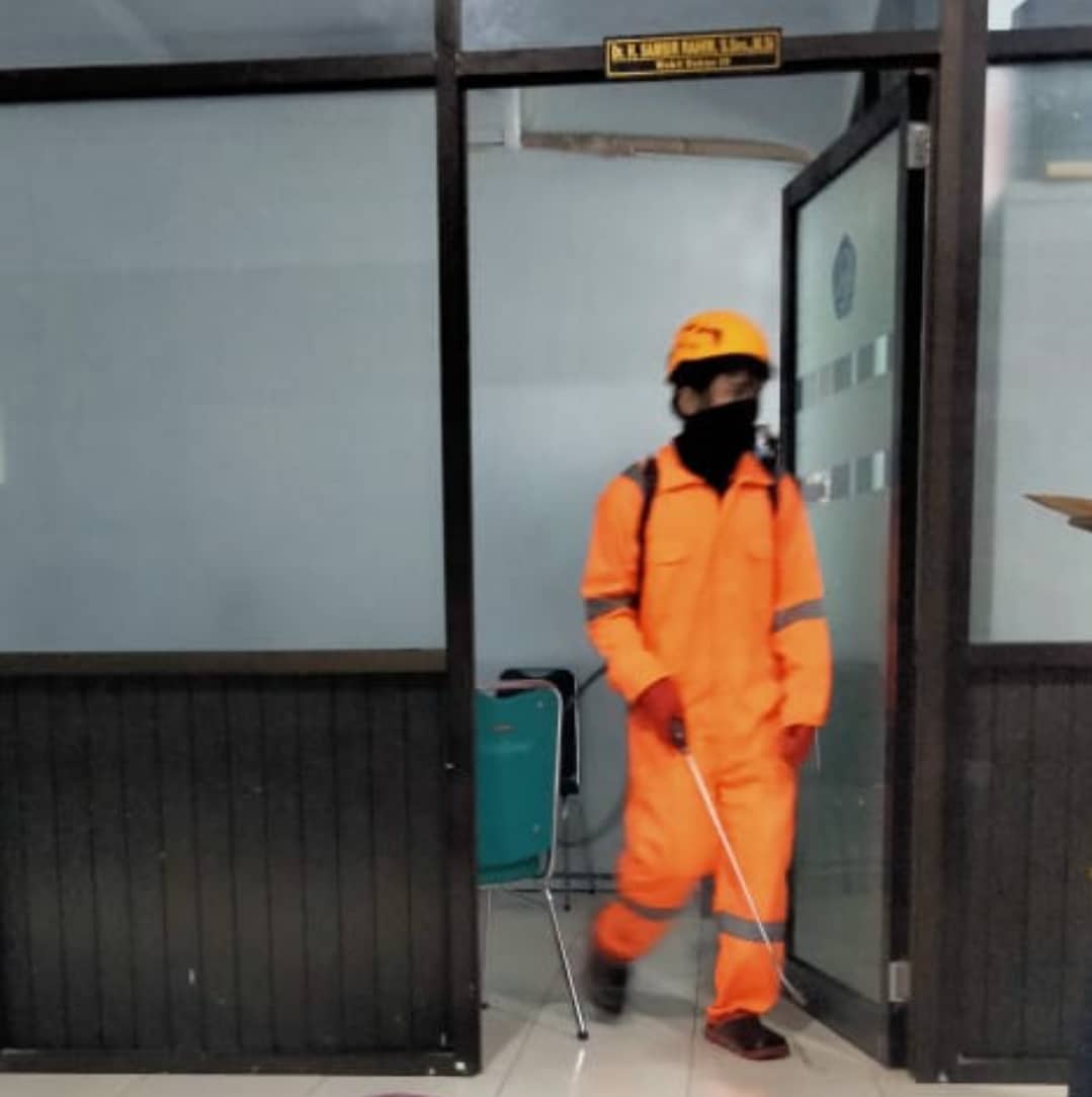 Tim Gugus Covid-19 Unismuh Lakukan Penyemprotan Disinfektan