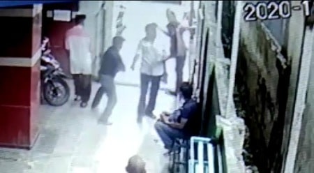 Terekam CCTV Masjid Raya Pinrang, Seorang Pria Tikam Temannya