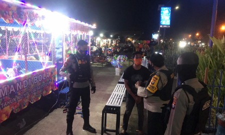 Datangi Pantai Manakarra dan Rumah Makan, Polres Mamuju Ingatkan Protokol Kesehatan