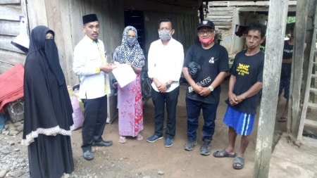 Hidup di Rumah Tak Layak, Rasa Haru Yulang Tak Terbendung Saat Baznas Enrekang Bawa Bantuan