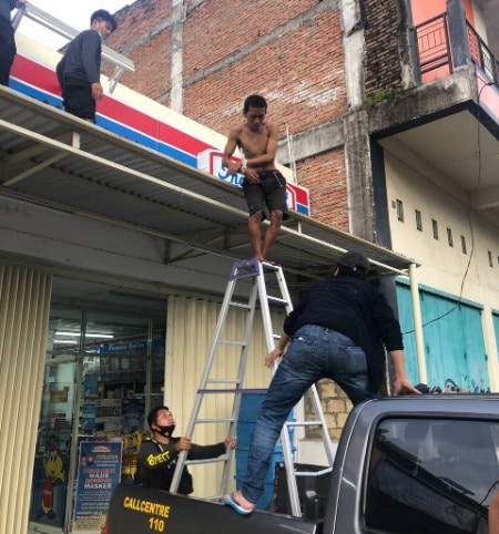 Mencuri di Toko, Pelaku Dijemput Polisi Pakai Tangga