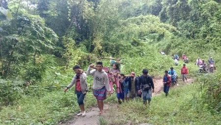 Duh, Ibu yang Hendak Melahirkan Ini Terpaksa di Evakuasi dengan Tandu Sejauh 12 KM