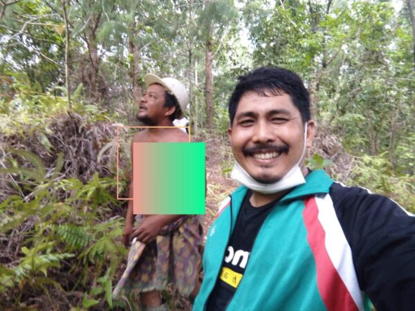 Penulis saat berkunjung ke lahan perkebunan di Lampa Toa bersama Pak Ali, seorang warga Lampa Toa.
