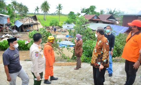 Ratusan Rumah Rusak Akibat Angin Kencang, Bupati Sidrap ke Lokasi Salurkan Bantuan