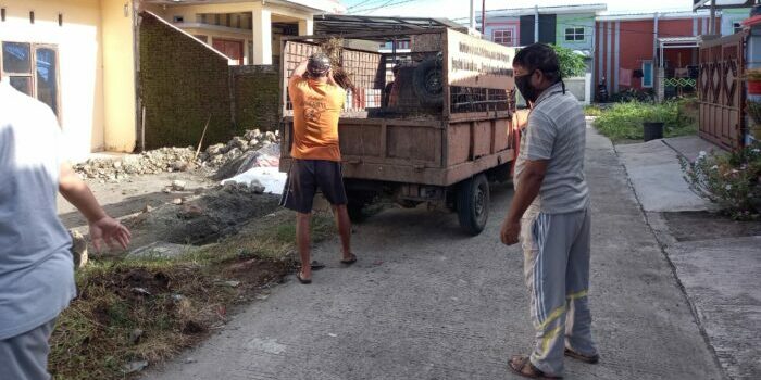 FOTO : Tim Reaksi Cepat DLH Parepare Bersihkan Tumpukan Sampah di Blok F Perumahan Grand Sulawesi