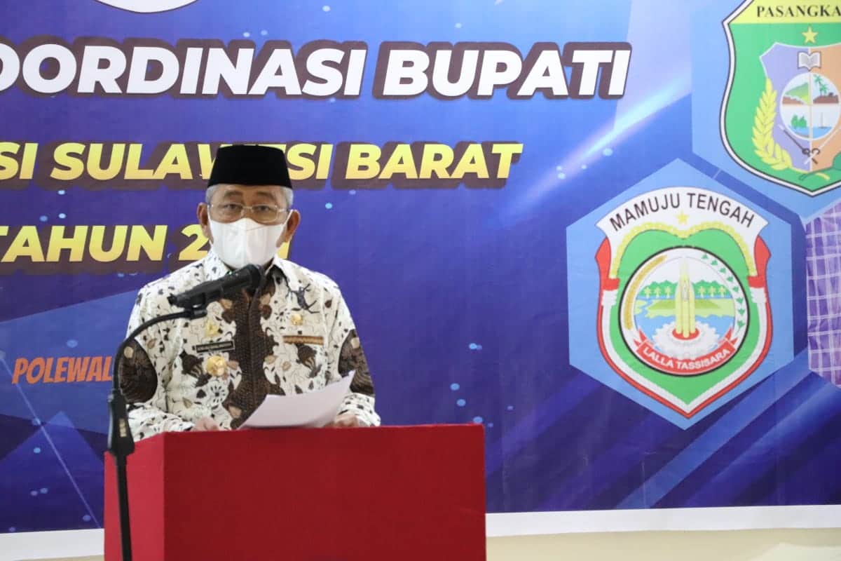 Gubernur Sulbar Ali Baal Masdar saat rapat koordinasi bersama Bupati se-Sulbar, Kamis (8/4/21) di Hotel Ratih, Polman.