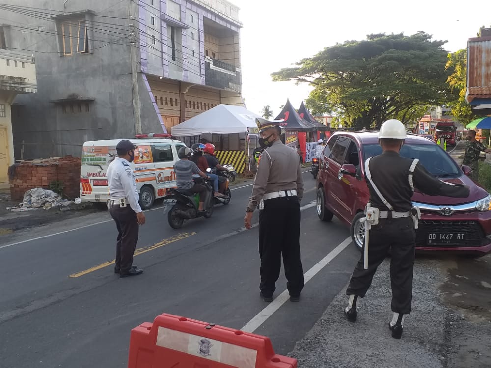 Tegasi Pemudik, 3 Unit Mobil di Perbatasan Parepare-Pinrang Putar Balik