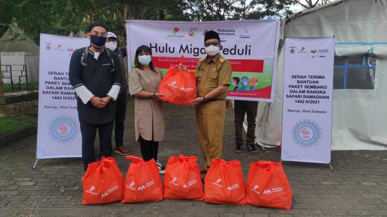 Staf RSUD Sulbar yang Tidak Mudik Dapat THR Sembako dari Yayasan Karampuang