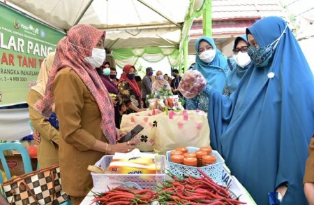 Buka Pangan Pasar Tani Sulsel, Naoemi Octarina Minta Perhatikan Juga Sopir Angkutan Umum