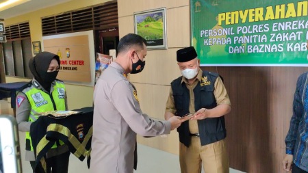 Polres Enrekang Salurkan Zakat Lewat Baznas Polres Enrekang Salurkan Zakat Lewat Baznas