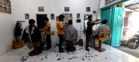 Berita Foto: Pangkas Rambut Ramai Pelanggan Jelang Lebaran