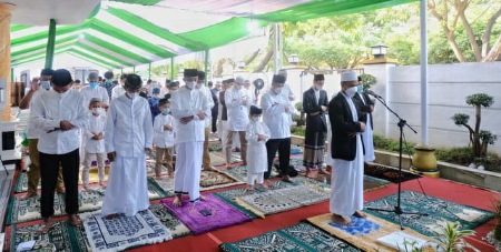 Plt Gubernur Sulsel Salat Eid di Tempat Lapang Rumah Jabatan Bersama Keluarga