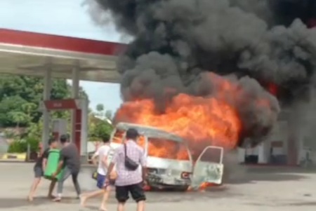 Usai Isi BBM, Mobil Hangus Terbakar di Barru