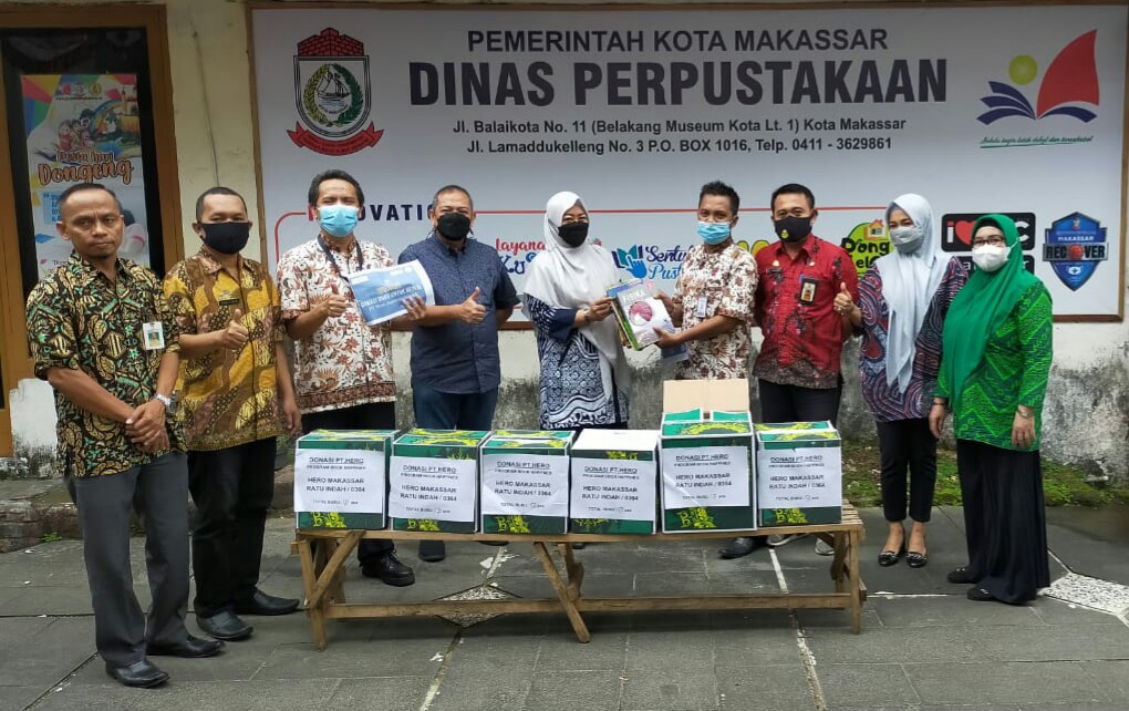 Pihak Hero Supermarket menyerahkan donasi buku ke Dinas Perpustakaan Kota Makassar