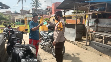 Personel Polsek Maniangpajo Door to Door Bagikan Masker