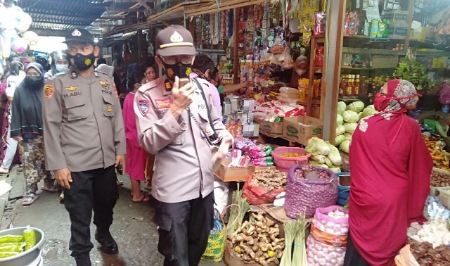 Sat Binmas Polres Wajo Keliling Pasar Imbau Warga Patuhi Protokol Kesehatan