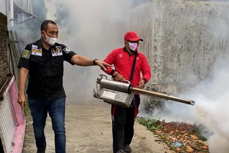 Wakil Ketua DPRD Sidrap Ini Turun Langsung Bantu Atasi DBD Wakil Ketua DPRD Sidrap Ini Turun Langsung Bantu Atasi DBD