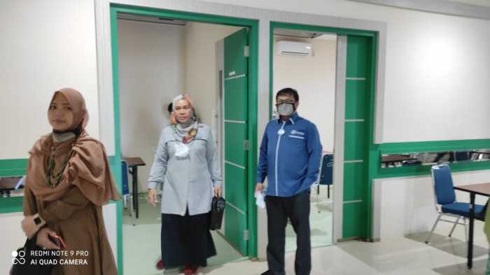 Wakil Rektor II Unismuh, Dr H Andi Syukri meninjau persiapan pelaksanaan vaksinasi covid di RS PKU Muhammadiyah Makassar, kemarin.