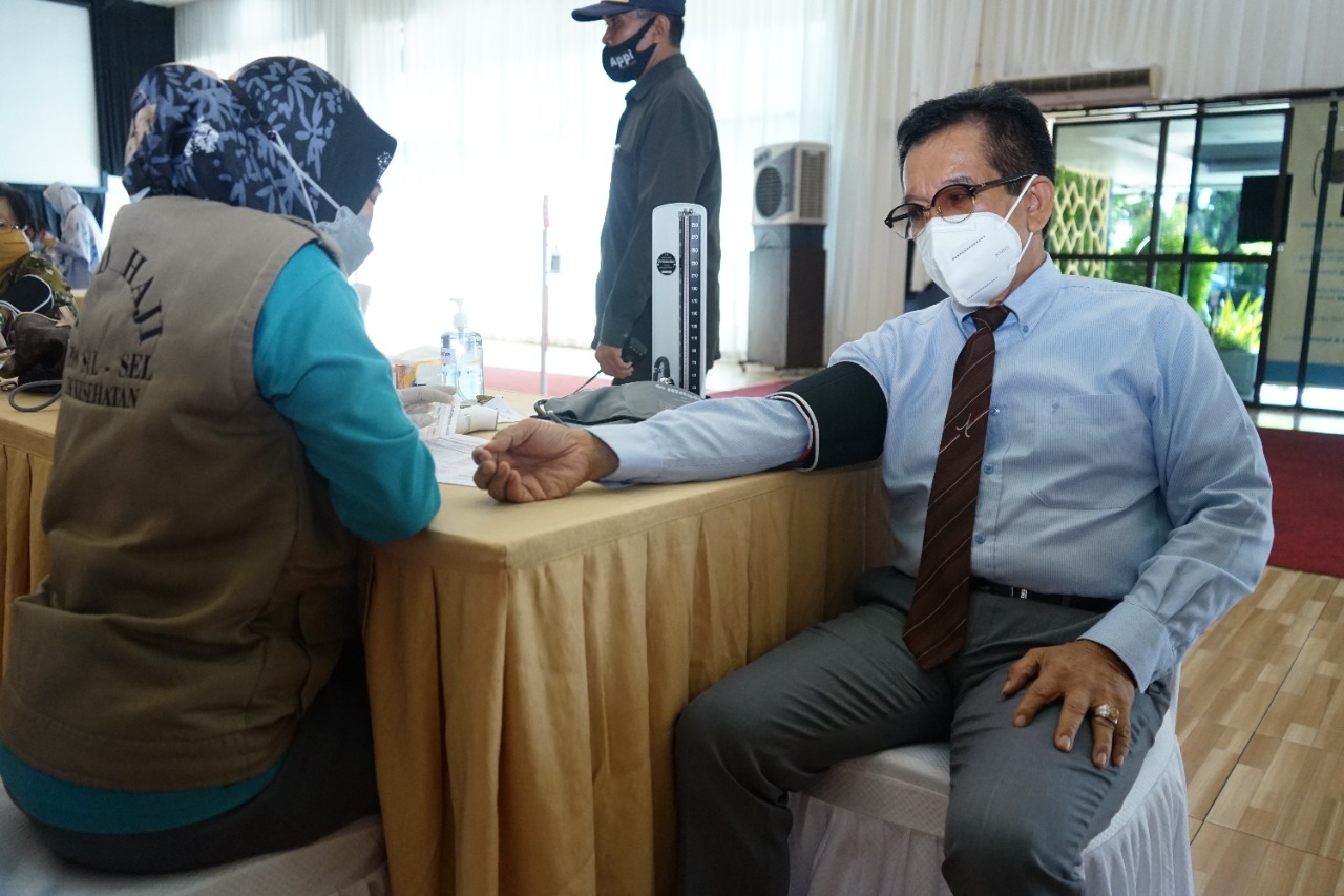 Rektor Unibos, Prof Saleh Pallu, M.Eng menjalani vaksinasi Covid-19, kemarin.